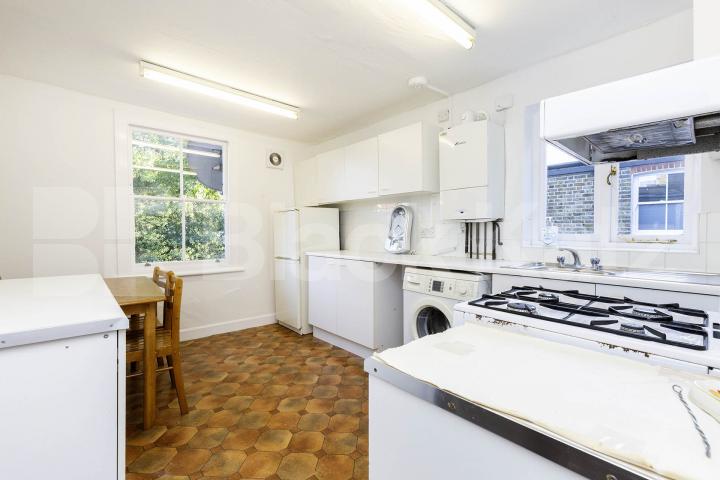 Set on the top floor of a period conversion lays this beautiful flat Sydney Road, Turnpike Lane